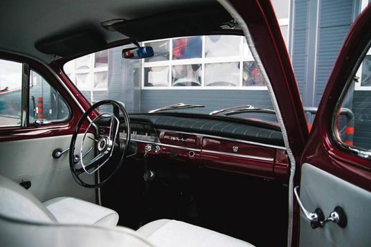 Bogate w detale wnętrze jest typowe dla swej epoki.