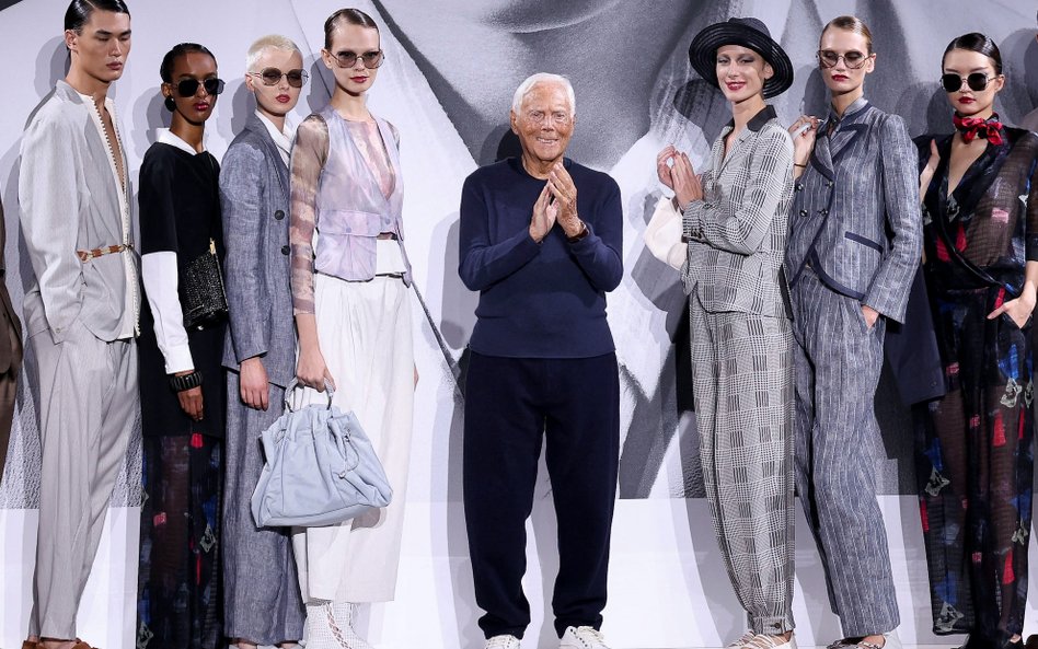 Giorgio Armani podczas pokazu w trakcie tygodnia mody w Mediolanie we wrześniu 2024 roku.