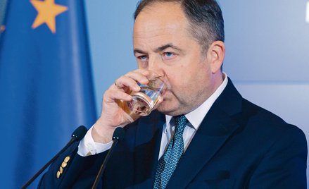 Konrad Szymański nie został odwołany. Sam poprosił Morawieckiego o dymisję. Sugerował ją od dłuższeg