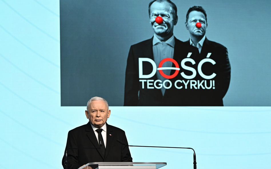 Prezes Prawa i Sprawiedliwości Jarosław Kaczyński na konferencji prasowej w siedzibie partii w Warsz