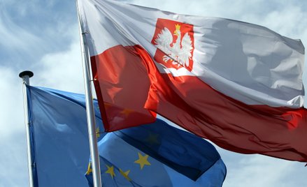 Flaga Polski i Unii Europejskiej na budynku siedziby stałego przedstawicielstwa RP przy Unii Europej