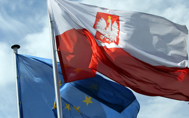 Flaga Polski i Unii Europejskiej na budynku siedziby stałego przedstawicielstwa RP przy Unii Europej
