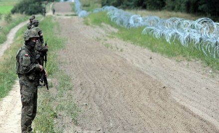 Pas drogi granicznej na polsko-białoruskiej granicy w Kopczanach