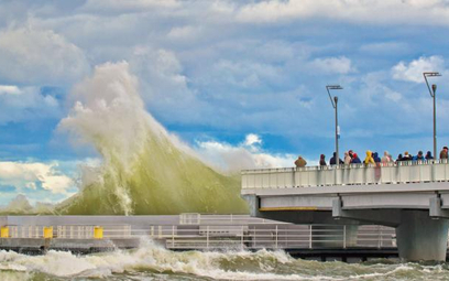 Jesienne wiatry i sztormy oznaczają więcej jodu w powietrzu. Na zdjęciu molo w Kołobrzegu.