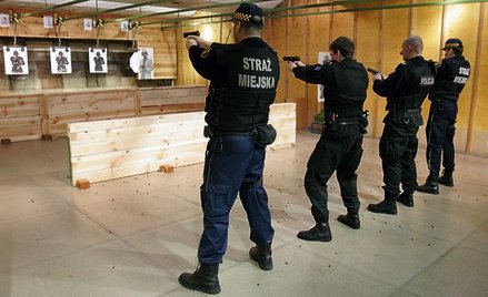 36 proc. Polaków chce, by strażnicy mogli używać broni. Rząd proponuje paralizatory. Na zdjęciu tren