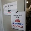 Gest solidarności z usuniętymi stacjami przed stanowiskiem agencji Associated Press na terenie Białe