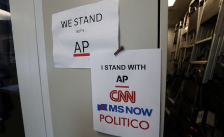 Gest solidarności z usuniętymi stacjami przed stanowiskiem agencji Associated Press na terenie Białe