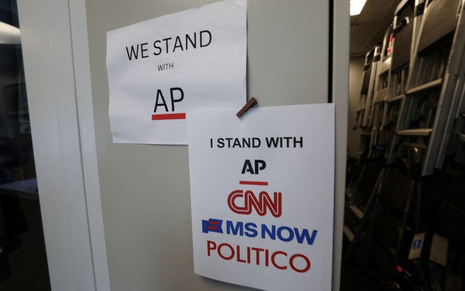 Gest solidarności z usuniętymi stacjami przed stanowiskiem agencji Associated Press na terenie Białe