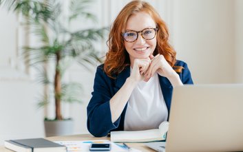 W porównaniu z sierpniem 2025 r. wzrost przeciętnego zatrudnienia odnotowano w sekcjach: administrow