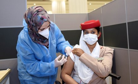 Emirates szczepią pracowników, ale tylko obywateli ZEA