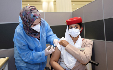 Emirates szczepią pracowników, ale tylko obywateli ZEA