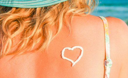 Stosowanie kremów z filtrem przeciwsłonecznym może chronić nie tylko przed rakiem, ale także przed u