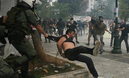 Kryzys gospodarczy w Grecji wywołał falę zamieszek - na zdjęciu policja walcząca z protestującymi w 