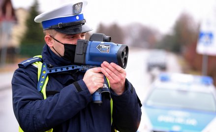 Patrol policji podczas kontroli na drodze krajowej numer 77 w Duńkowiczkach