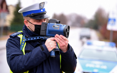 Patrol policji podczas kontroli na drodze krajowej numer 77 w Duńkowiczkach