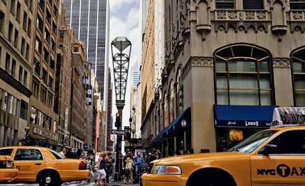 Na ekskluzywnej, nowojorskiej Piątej Alei ruch taki sam, jak zawsze. Tyle, że klienci niechętnie rob