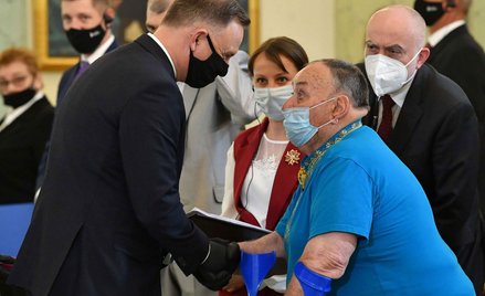 Prezydent Andrzej Duda oraz Petro Hrudzewycz podczas uroczystości wręczenia medali Virtus et Fratern