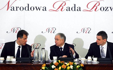 Władysław Stasiak, prezydent Lech Kaczyński i Paweł Wypych podczas posiedzenia Narodowej Rady Rozwoj