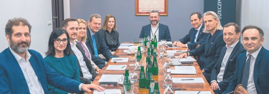 Kapituła pod przewodnictwem Moniki Karolak (w głębi po lewej) wybrała liczące się na polskim rynku t