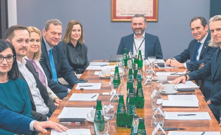 Kapituła pod przewodnictwem Moniki Karolak (w głębi po lewej) wybrała liczące się na polskim rynku t