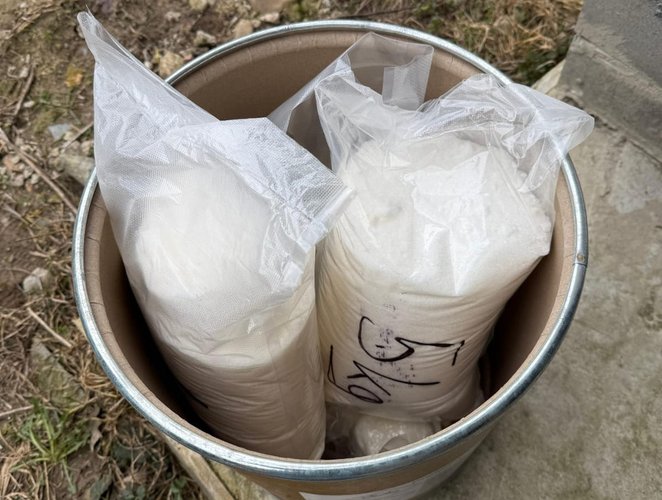 Na miejscu funkcjonariusze zabezpieczyli 41 kg białej substancji. Według wstępnych analiz jest to me