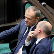Przewodniczący PO Donald Tusk (L) i przewodniczący KP KO Borys Budka (P) na sali obrad Sejmu