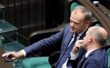 Przewodniczący PO Donald Tusk (L) i przewodniczący KP KO Borys Budka (P) na sali obrad Sejmu