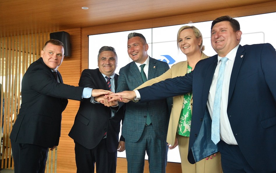 Od lewej: prezes PZJudo Jacek Zawadka, prezes PKP Cargo Dariusz Seliga, prezes PKOL Radosław Piesiew