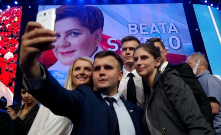 Selfie działaczy młodzieżówki PiS po imprezie