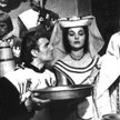 Scena z filmu "Krzyżacy" - M. Kalenik (Zbyszko), L. Winnicka (księżna) i G. Staniszewska (Danuśka)