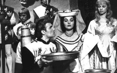Scena z filmu "Krzyżacy" - M. Kalenik (Zbyszko), L. Winnicka (księżna) i G. Staniszewska (Danuśka)