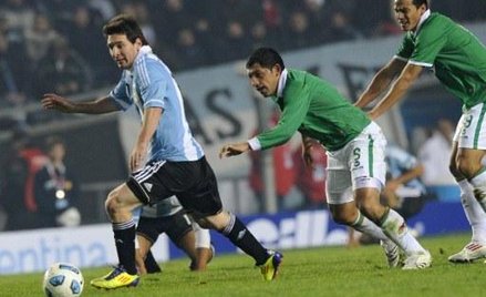 Mecz Argentyna - Boliwia, z piłką Lionel Messi