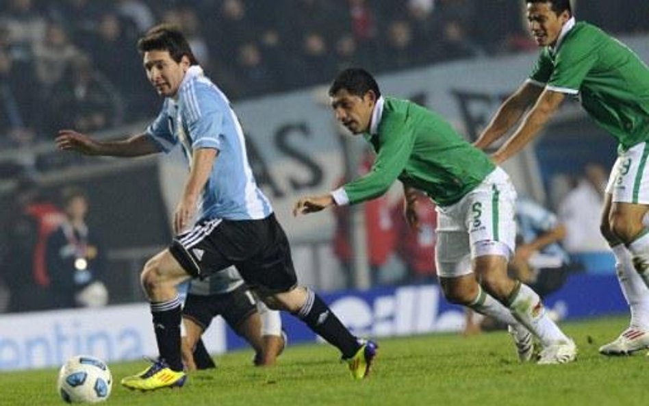 Mecz Argentyna - Boliwia, z piłką Lionel Messi