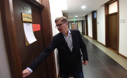 Sylwester Latkowski na korytarzu sądu
