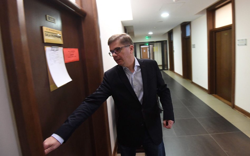 Sylwester Latkowski na korytarzu sądu