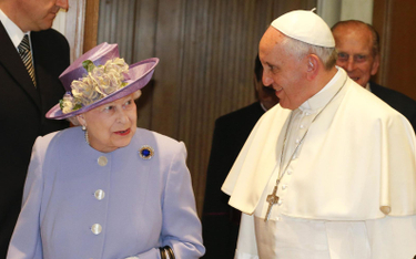 Królowa Elżbieta na spotkaniu z papieżem Franciszkiem w kwietniu 2014 roku