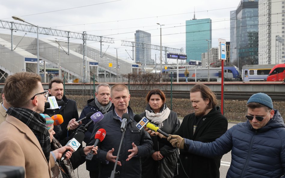 Konferencja prasowa poświęcona dokonanym przez PKP PLK cięciom w rozkładach połączeń kolejowych.