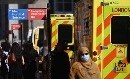 Karetki pogotowia przed jednym ze szpitali w Londynie