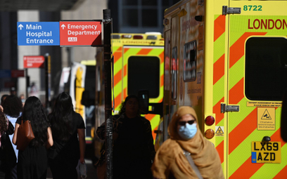 Karetki pogotowia przed jednym ze szpitali w Londynie