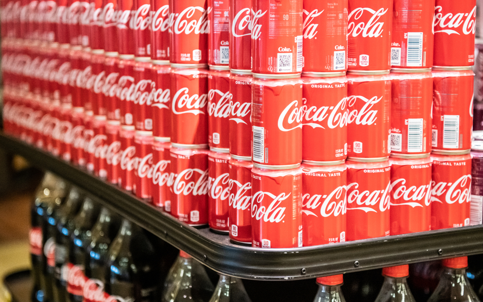 Firma Reyes Coca-Cola Bottling rozpoczęła wycofywanie puszek Coca-Coli ze względu na znalezienie w n