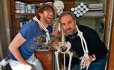 Reżyser Sam Mendes (po prawej) z Johnem Krasinskim, głównym bohaterem filmu