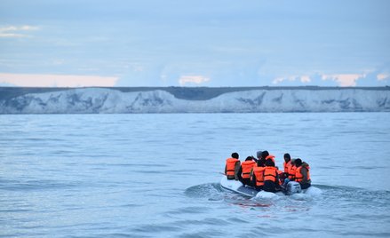 Na pontonach dla 10 osób znajdowało się średnio 50 migrantów