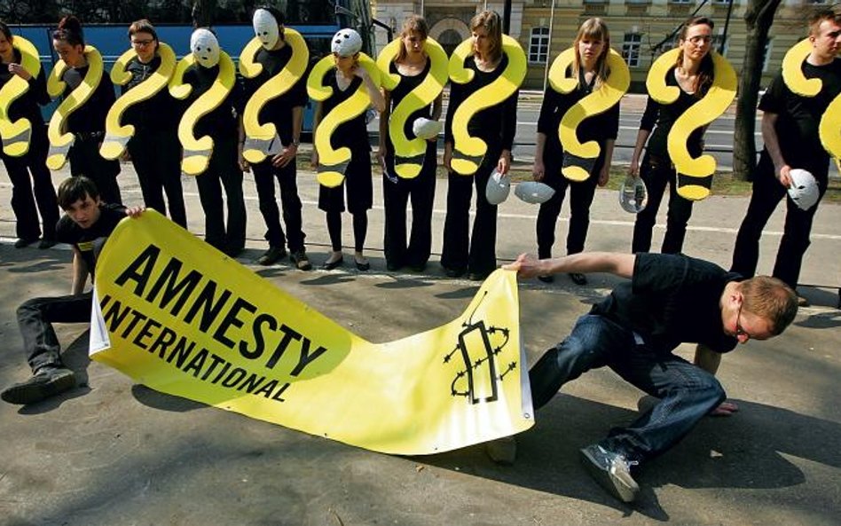 Pikieta Amnesty International przed Kancelarią Premiera w sprawie więzień CIA w Polsce. 4 kwietnia 2