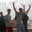 Grupa  migrantów na przejściu granicznym Bab Sebta