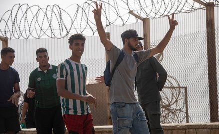 Grupa  migrantów na przejściu granicznym Bab Sebta