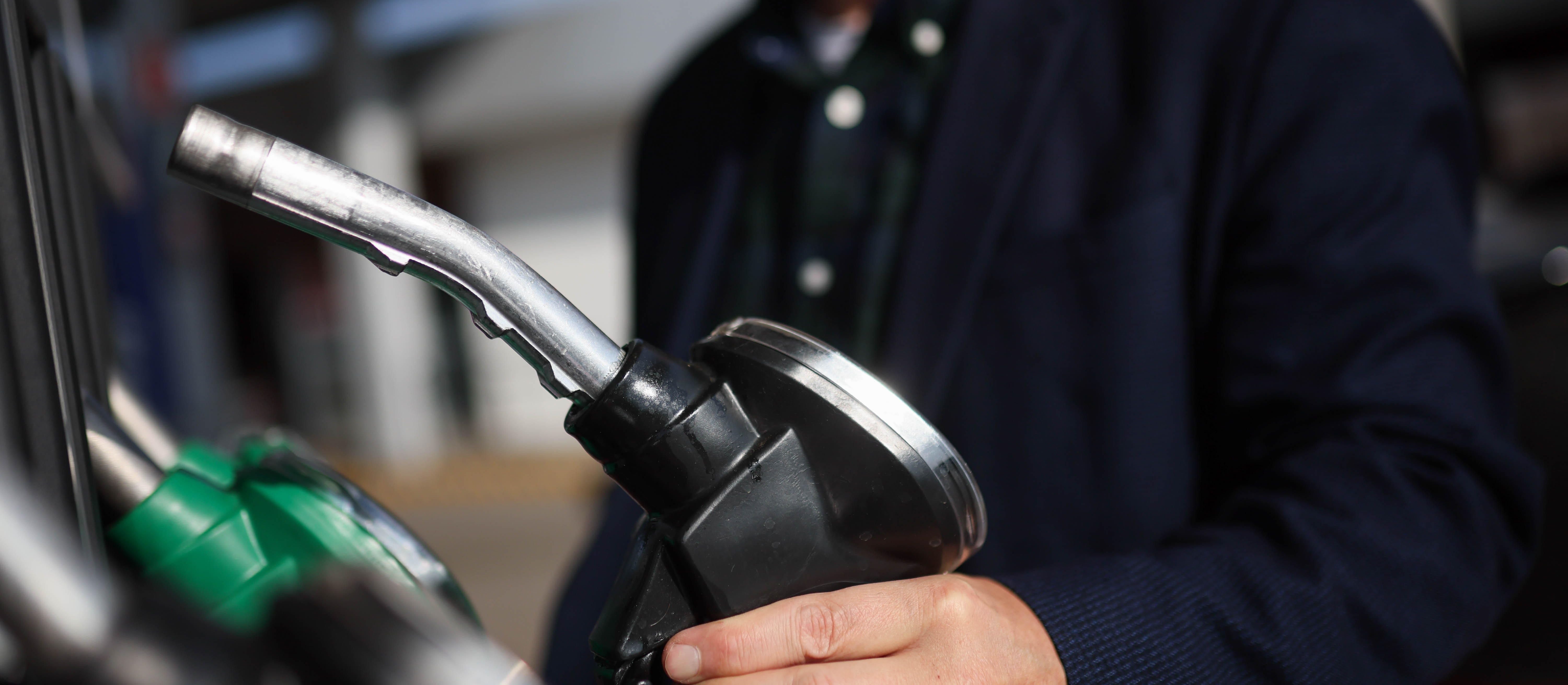 Sondaż: Lepsze drogie tankowanie, niż łagodzenie sankcji wobec Rosji? Znamy zdanie Polaków