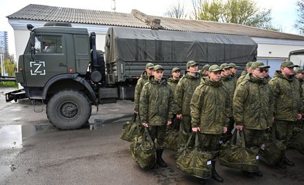 Rosja. Poborowi wezwani do odbycia służby wojskowej ustawiają się w szeregu przed wyjazdem do koszar
