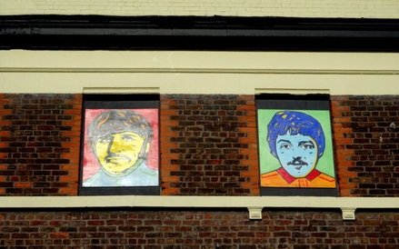 Portrety Ringo i Paula na szczycie Empress Pub