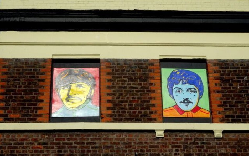 Portrety Ringo i Paula na szczycie Empress Pub