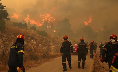 Strażacy walczą z pożarem lasu na górze Kitajron w Grecji